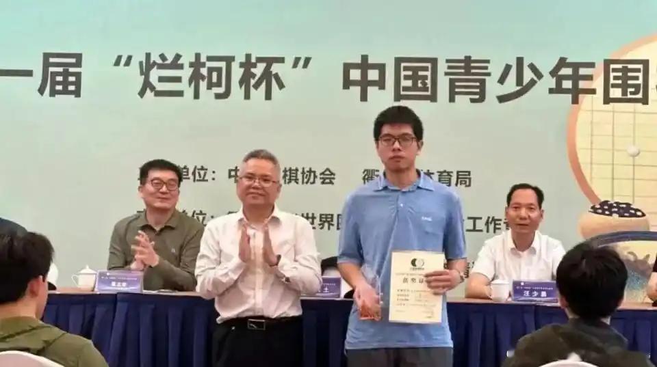 围棋棋手王楚轩靠积分升九段惹争议19岁的围棋棋手王楚轩在围甲联赛战胜柁嘉熹九段后