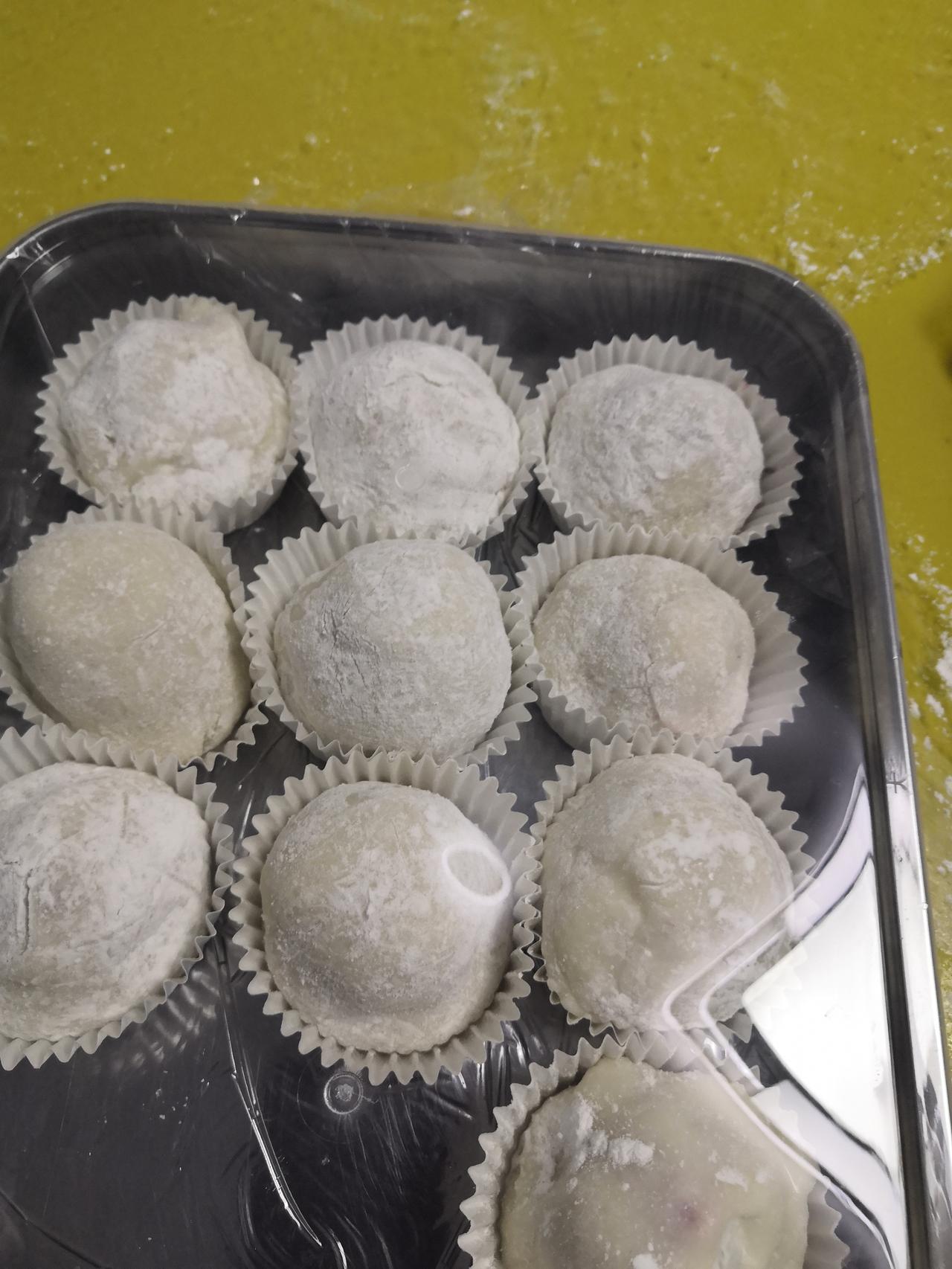 看，这是昨天晚上，从来没做过饭的儿子做的，材料：糯米粉，奶油，生粉，还有草莓，香