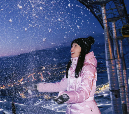 李冰冰又去滑雪了她这次搭配的很显年轻，气质也不错，真的好迷人。李冰冰上身穿粉