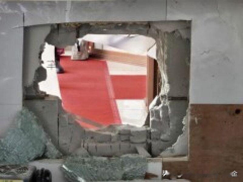 2025年12月13日9时许，武汉黄陂区盘龙城一珠宝店报案，店内6个黄金柜台被清