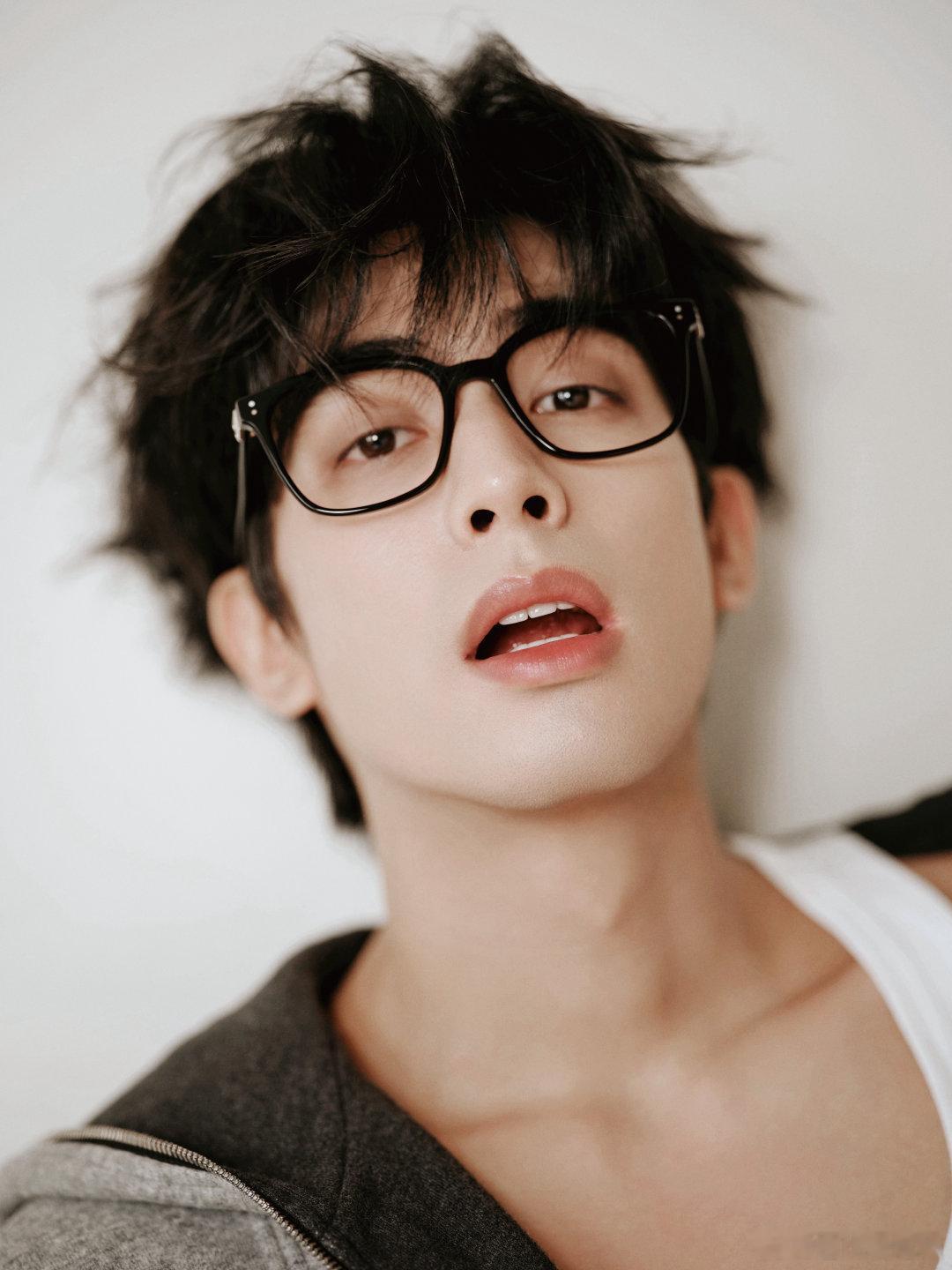 谁来教教宋威龙怎么戴脸链有没有人管管宋威龙！别人戴脸链都在凹造型，他倒好，拿着