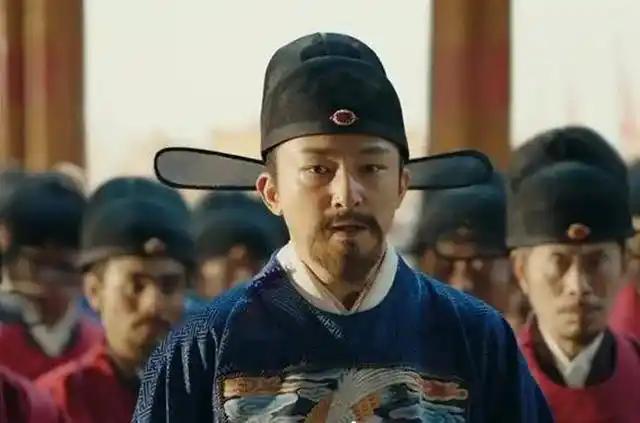 于谦被杀21年后，明宪宗问当年跟着于谦守北京周能：“当年于少保被冤时为何不辩解一