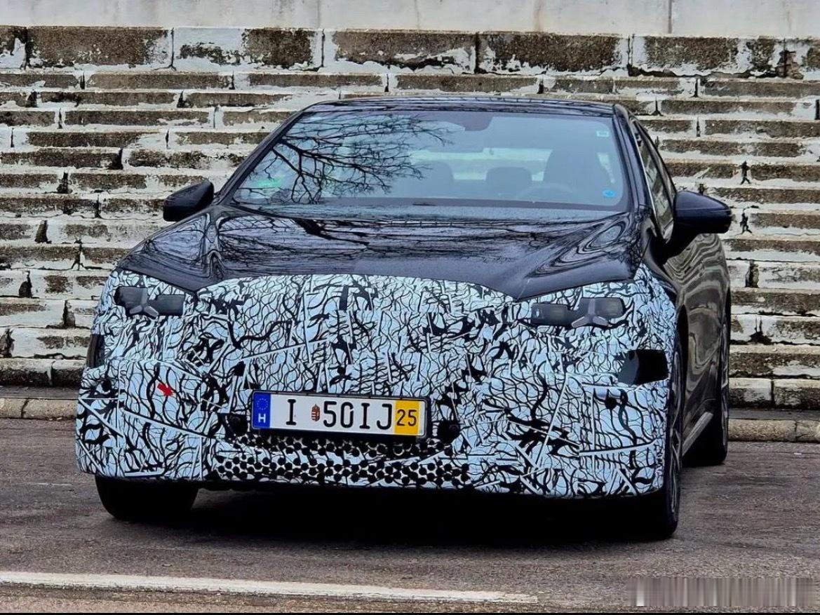 奔驰新一代纯电C级半伪装谍照曝光！侧面已经没有悬念。C级都有独立三角窗了，不过和