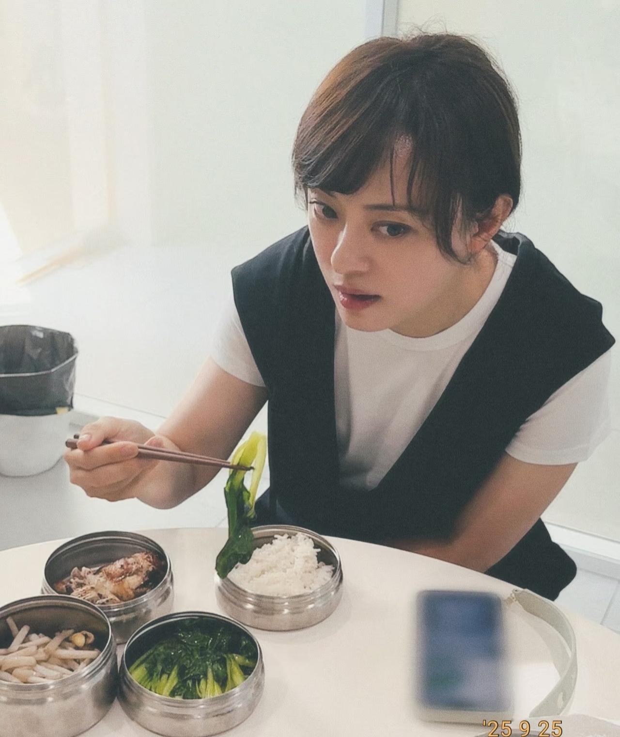 孙俪43岁了，能保持这么好的身材和颜值跟她平时的养生理念和自律健康的生活习惯密不