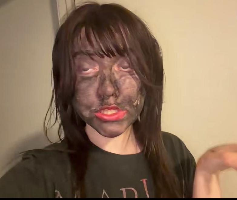 今年万圣节，不少美国白人把脸涂黑扮成黑人“涂黑脸”是美国严重的种族歧视，白人用夸