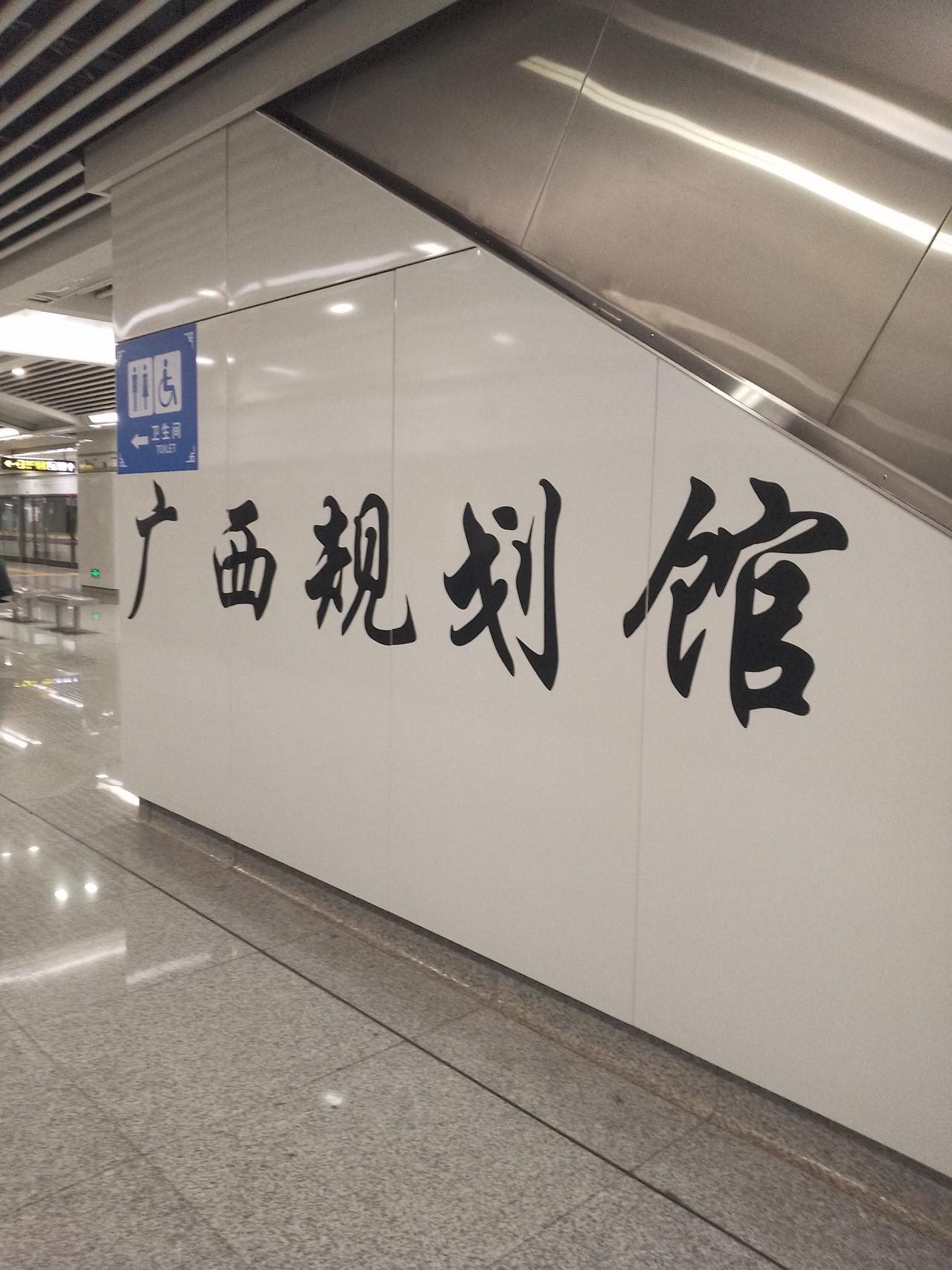 老人家不要陪年轻人去看演唱会，进体育场的时候不能带饮用水，只能买里面的饮料，不能