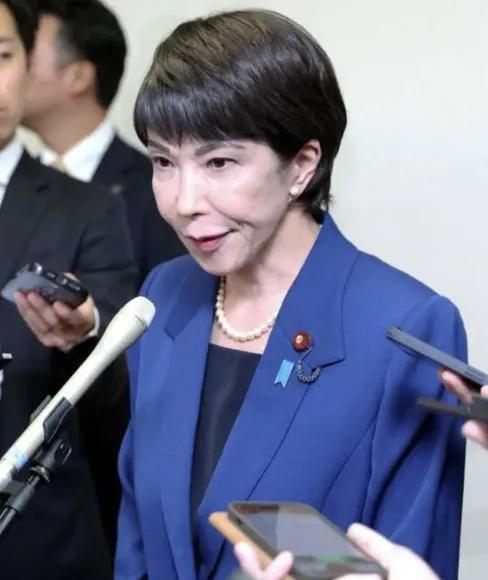 希望她不要怂，给我们一个开打的理由。所以呀，她可千万别下台，可千万要说话算数