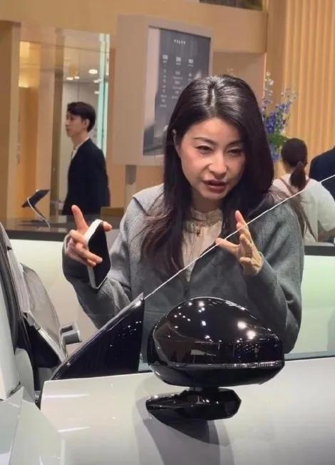 在4S店偶遇郭晶晶，一身低调的灰色休闲外套，素颜出镜，整个人没有一点架子，对着车