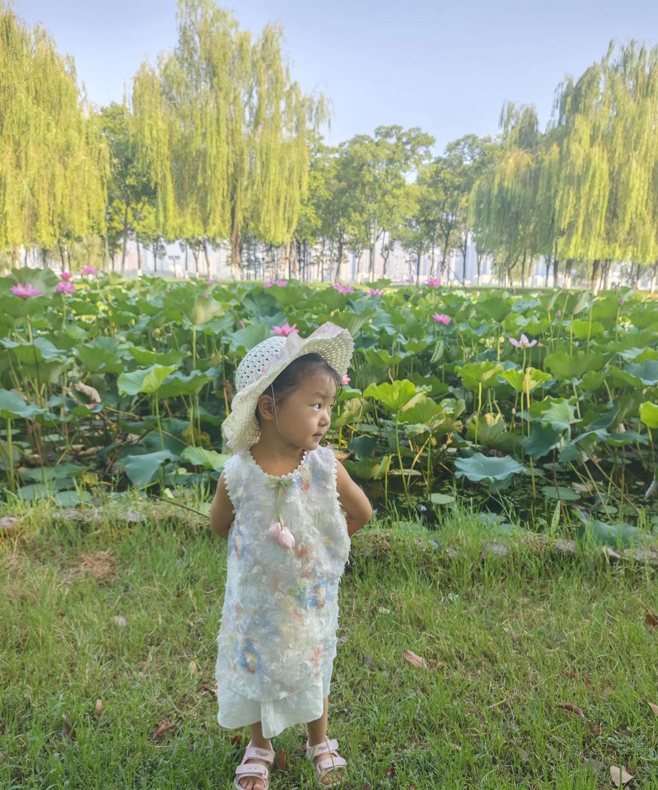 在国际科技竞争里，美国对中国高科技领域制裁不断，像半导体、人工智能等关键行业都被