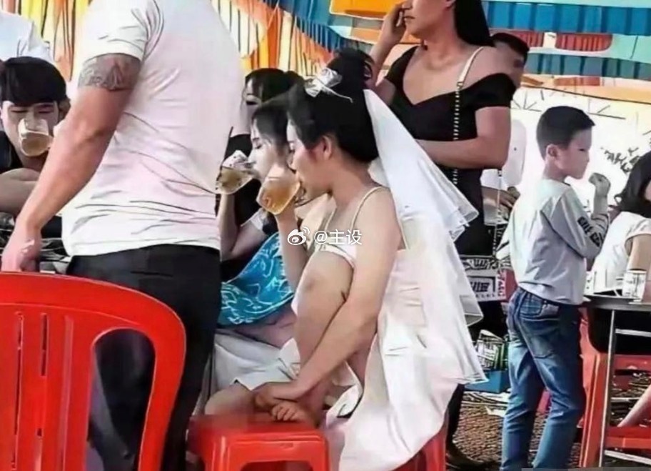 新郎看到这一幕，头都大了！