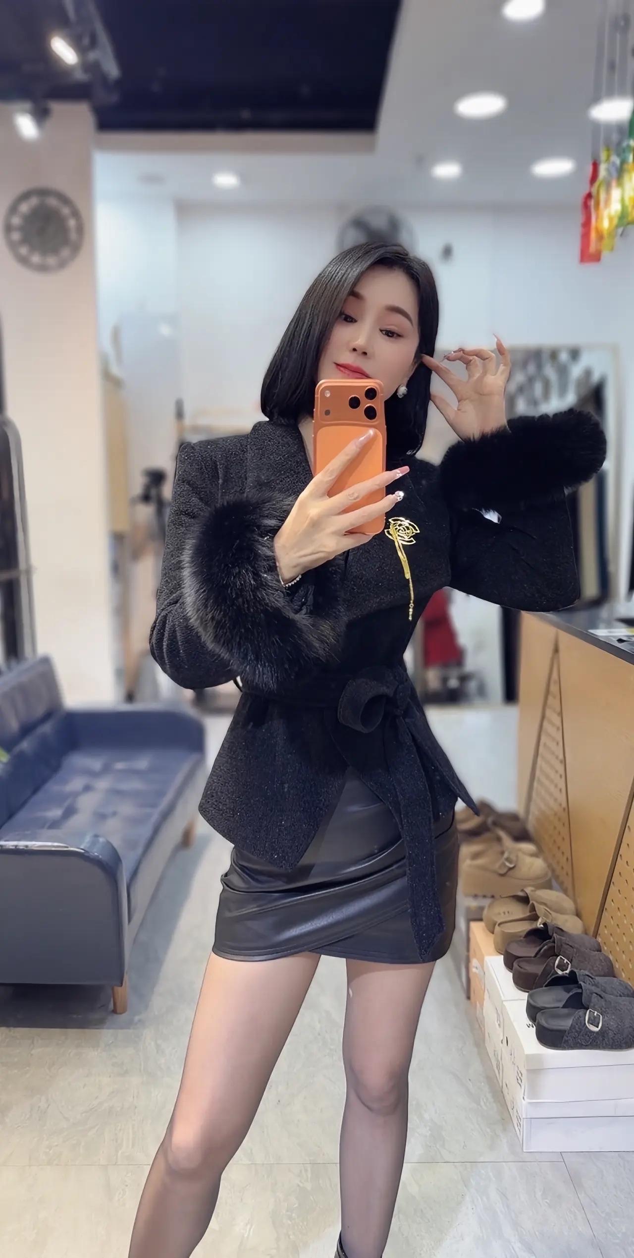 时尚穿搭指南：黑色皮衣+短裙，酷炫有型！