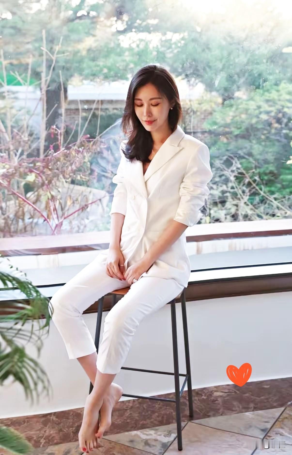 王石这一刀补得，够狠，也够准田朴珺还在那儿大谈特谈所谓的“贵族”格调，这边