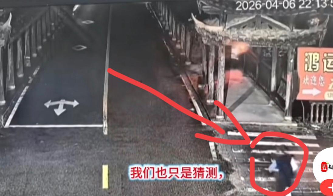 长汀车坠河事件最奇怪的地方是车坠河瞬间岸上是有人的，也就是说当时可以第一时间呼叫