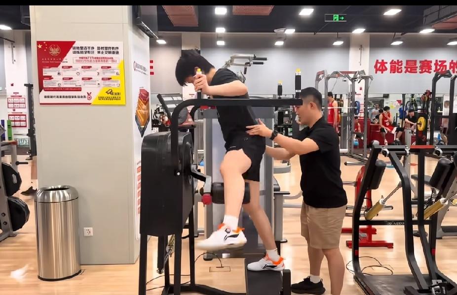 王楚钦的汗水，正在为新的战场蓄力💪镜头里的王楚钦，正在体能馆里全力挥汗。