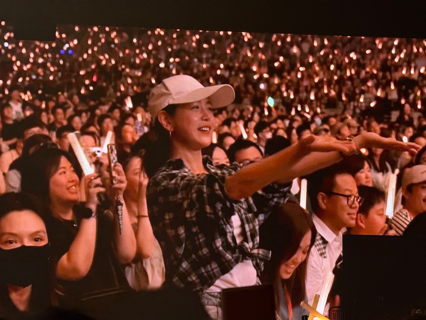 陈妍希带着腿伤依然去到杨丞琳LIKEASTAR巡演香港站支持，旁边是同为多年