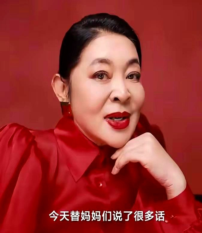 倪萍老师最近的样子，引发了热议。岁月是把杀猪刀，刀刀催人老，这话放在谁身上都适用
