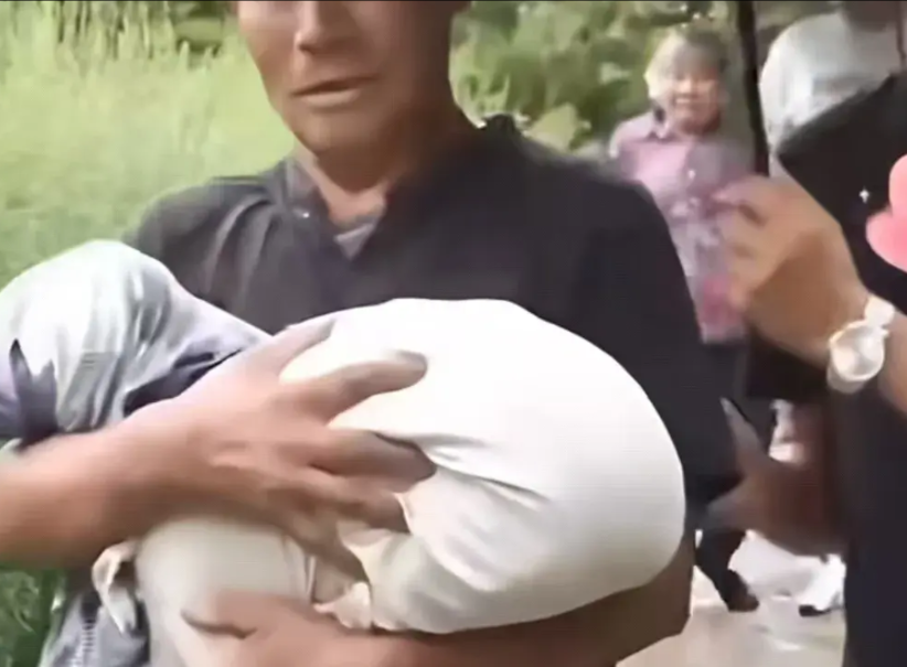 前些天贵州榕江洪水台风来袭，政府转移撤退村民，一位大爷什么东西都没有拿，但是怀里