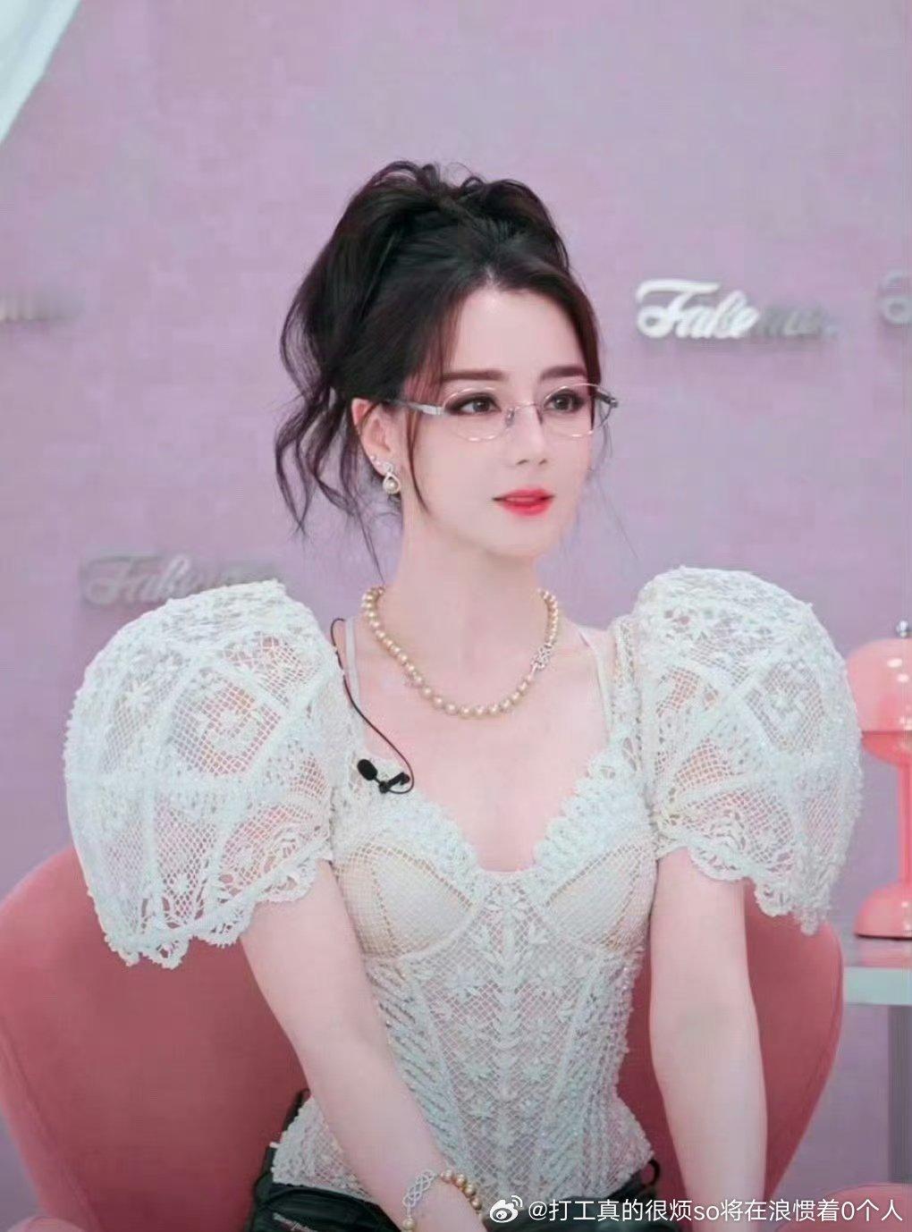 好像两肩各一个笼子看这种一眼“不正常”的衣服就知道大概是高定了不然不会穿