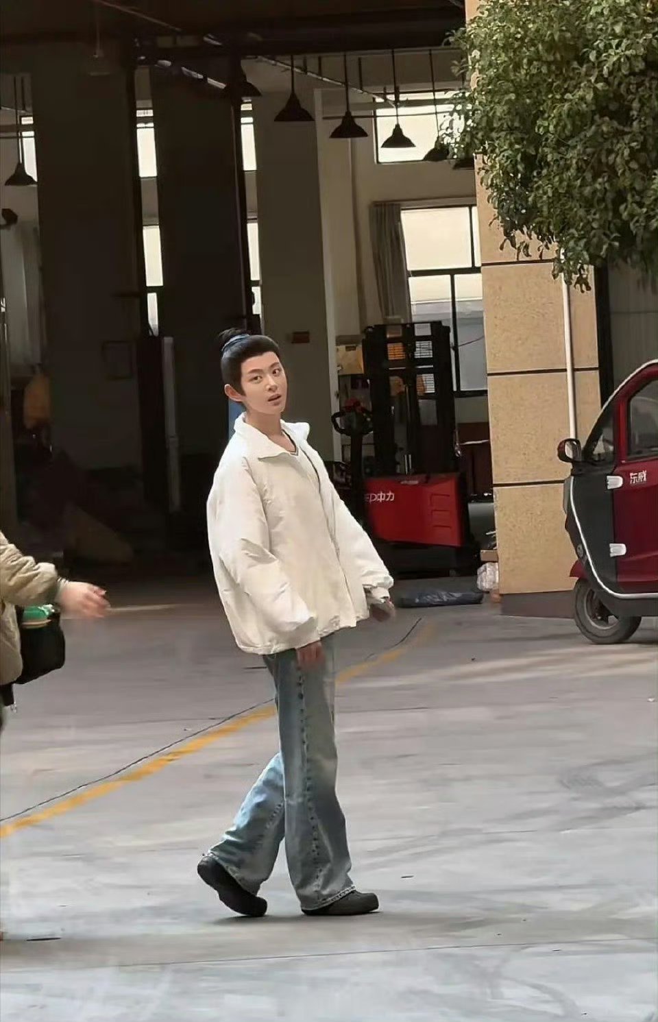 没人猜出来吗？？？这是女扮男装的赵晴！！！