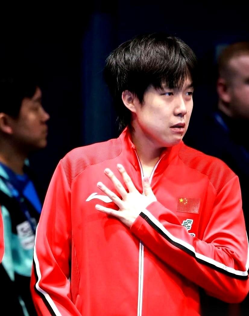 伦敦世乒赛，爆了两个大冷门。国乒男团，2比3，输给了瑞典。王楚钦一个人连砍两分