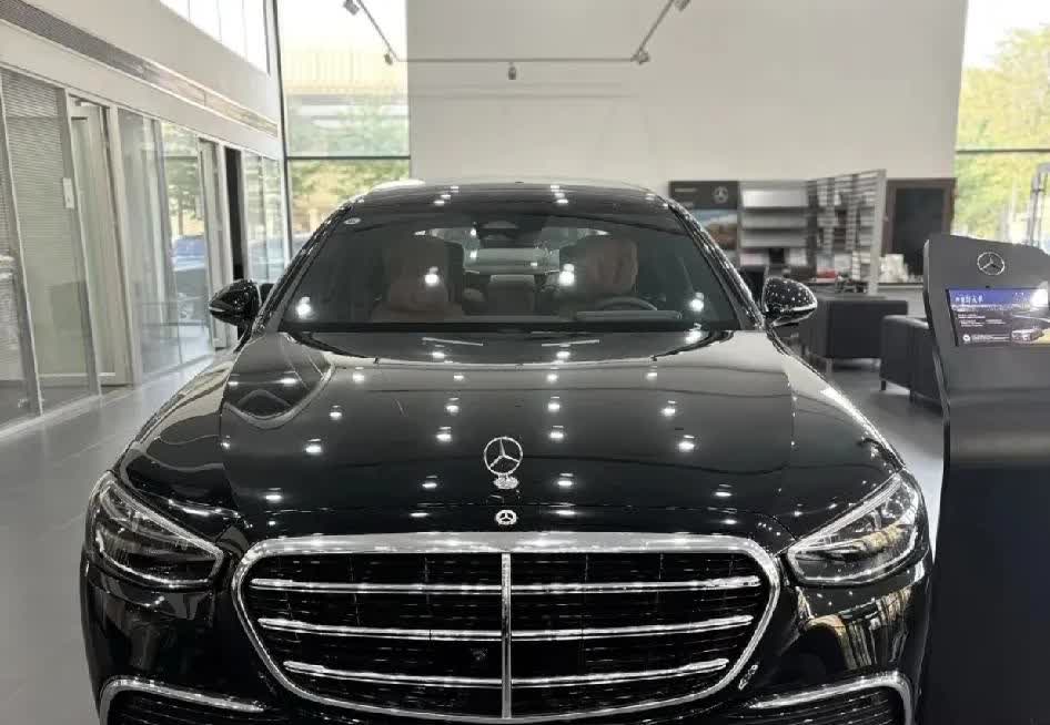 “昨天老同学问我，新出的奔驰S400L商务型值不值得买？我翻出报价单