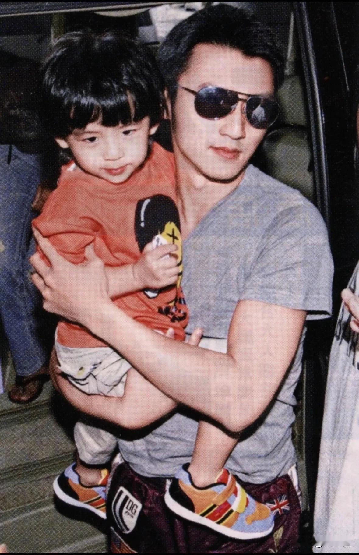 首先说明，我没有要挑拨谢霆锋父子关系的意思！但真心觉得谢霆锋还是比较疼爱大儿子