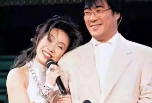 1994年，36岁的李宗盛已经和妻子朱卫茵生了2个女儿，但他却不可自拔的爱上了
