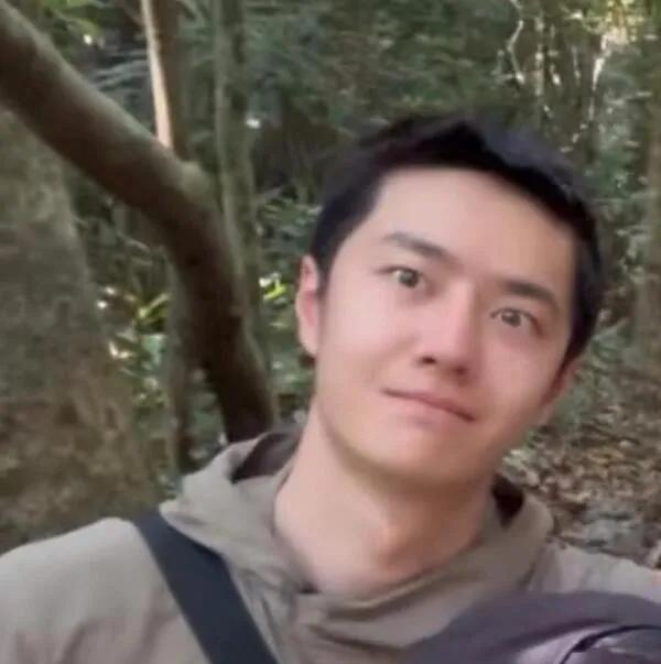王一博野外素颜路透释出！网友疑惑：是保密协议到期了？网友曝光王一博野外素颜路透