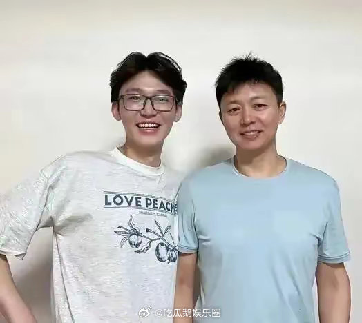 54岁刘奕君带女儿打高尔夫，14岁女儿身材匀称，父女pk打球很温馨！​​​