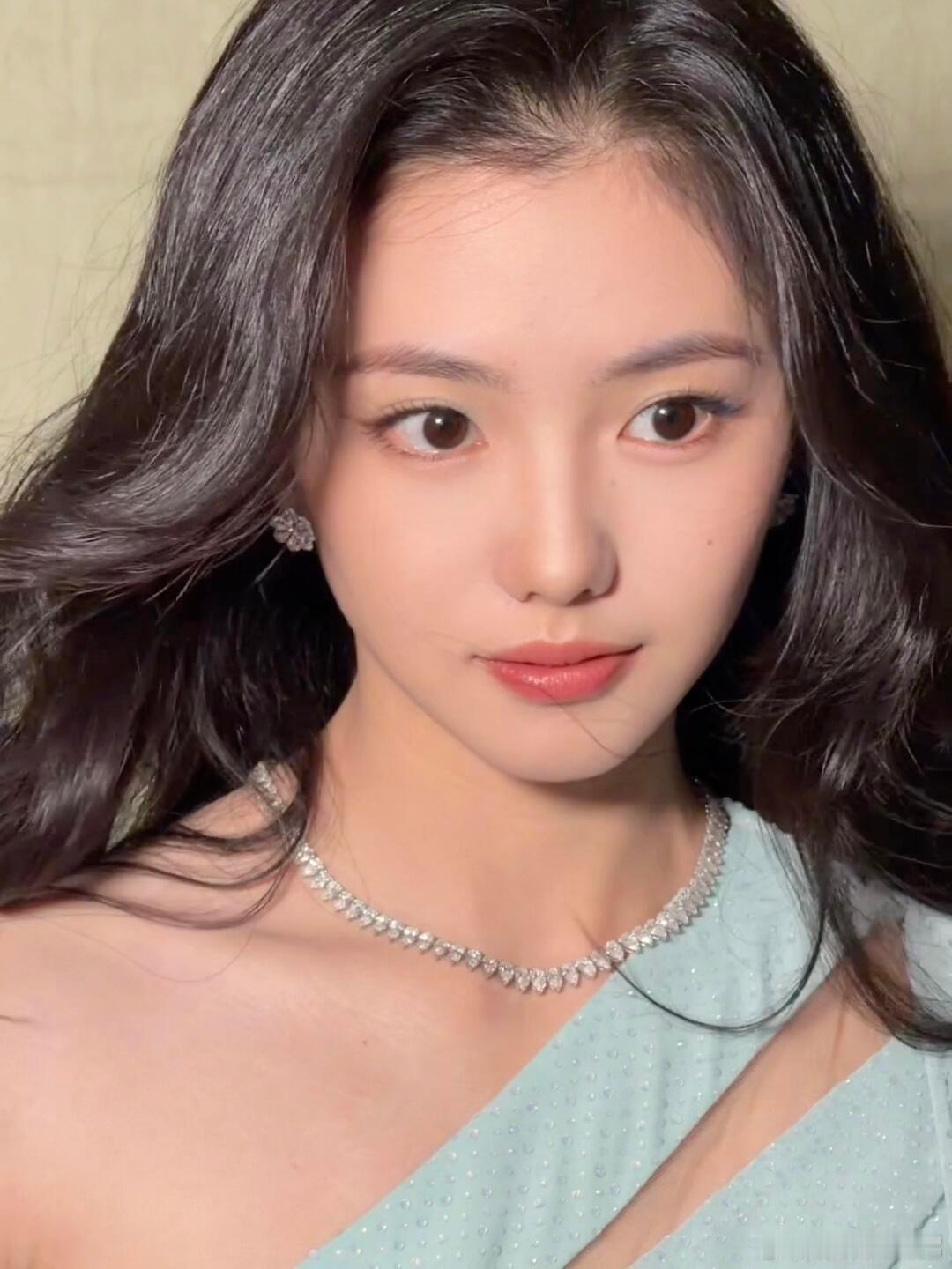 刘浩存清新又纯粹，妥妥的“易碎感小白花”既视感