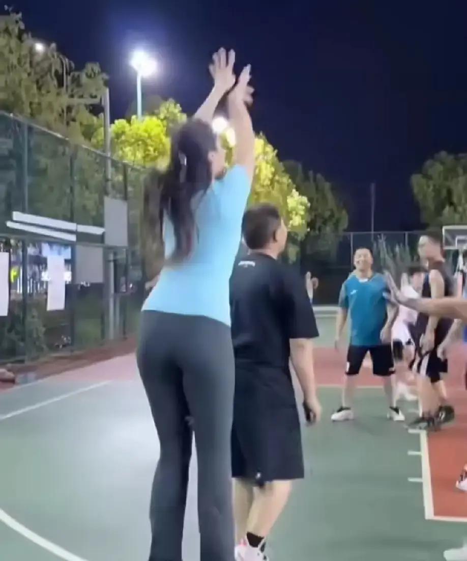 她们说“好基因该去生孩子，别在球场浪费”。我扣碎这块挡板时，听见的是骨密度