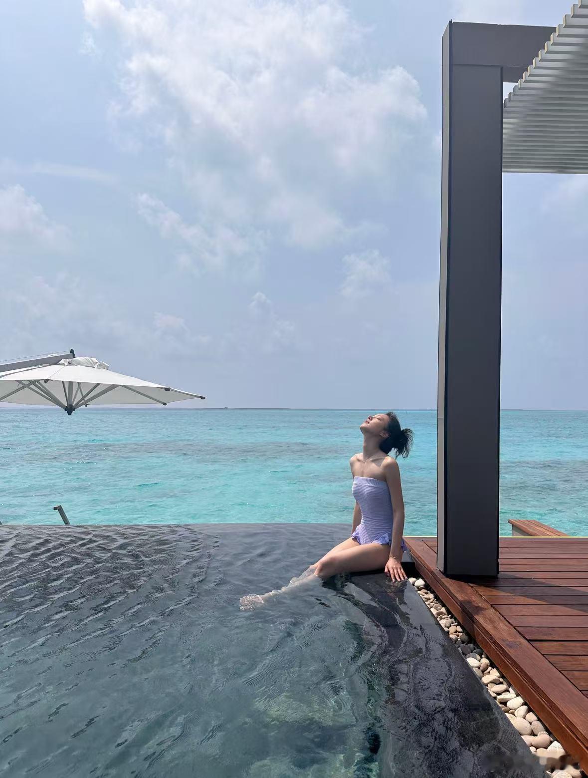 赵今麦泳衣好美的赵今麦呀紫色抹胸泳衣很好看哦，麦麦身材也很