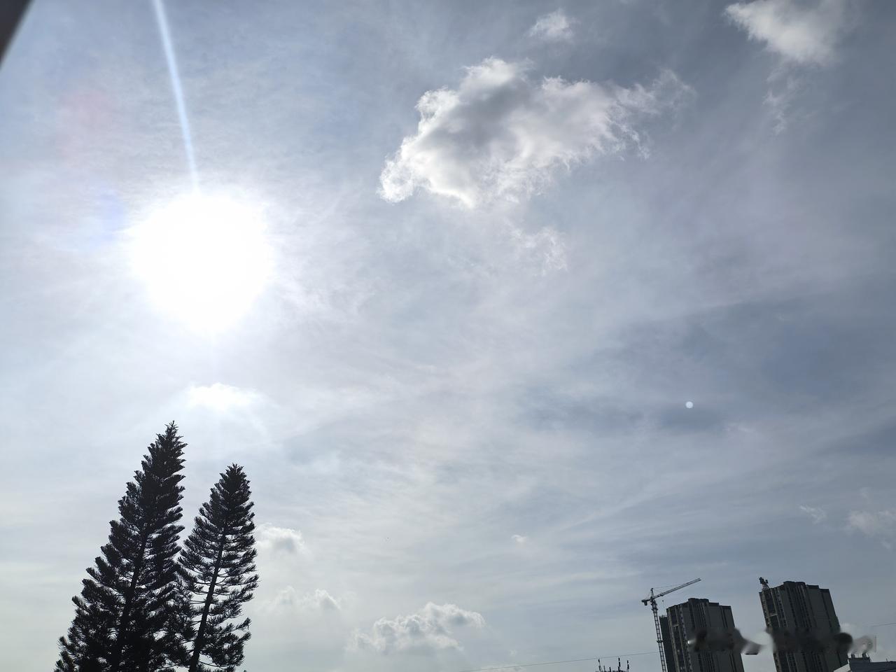 广东夏天又焗又湿似蒸笼！今明两天（4～5日），广东天气炎热，珠三角、粤东、湛