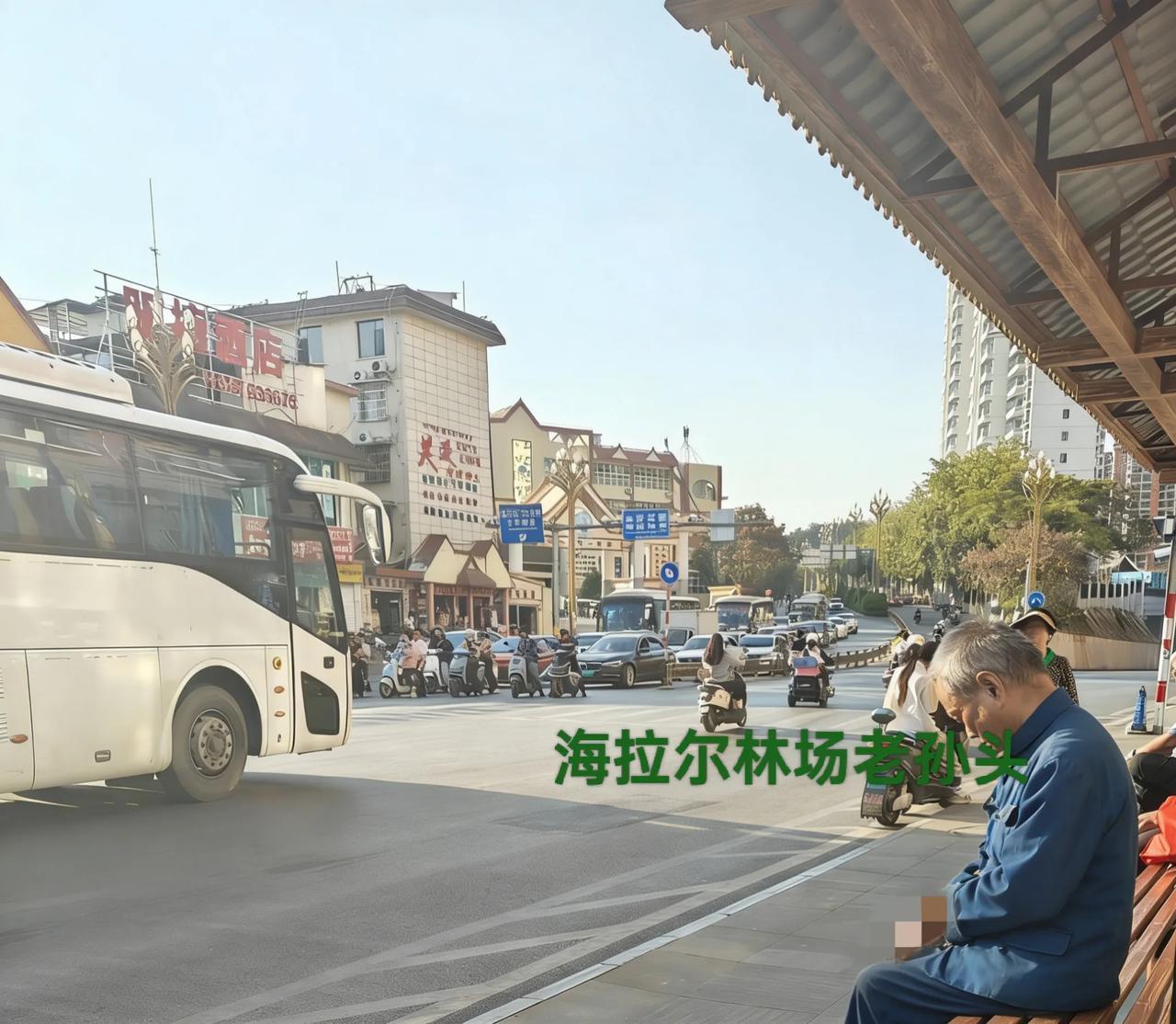 傍晚从市民中心出来，走到2路公交车站点，打算坐2路再倒8路。​这个时候走过来一