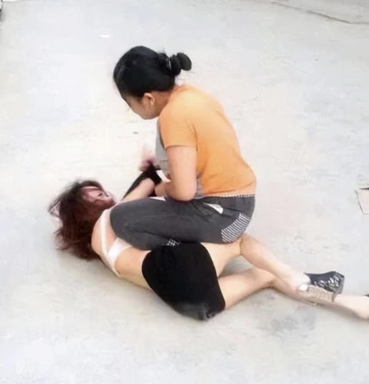 女人出轨为何总让男人后知后觉？她能在你加班时发来“早点回来”的问候，转头却在