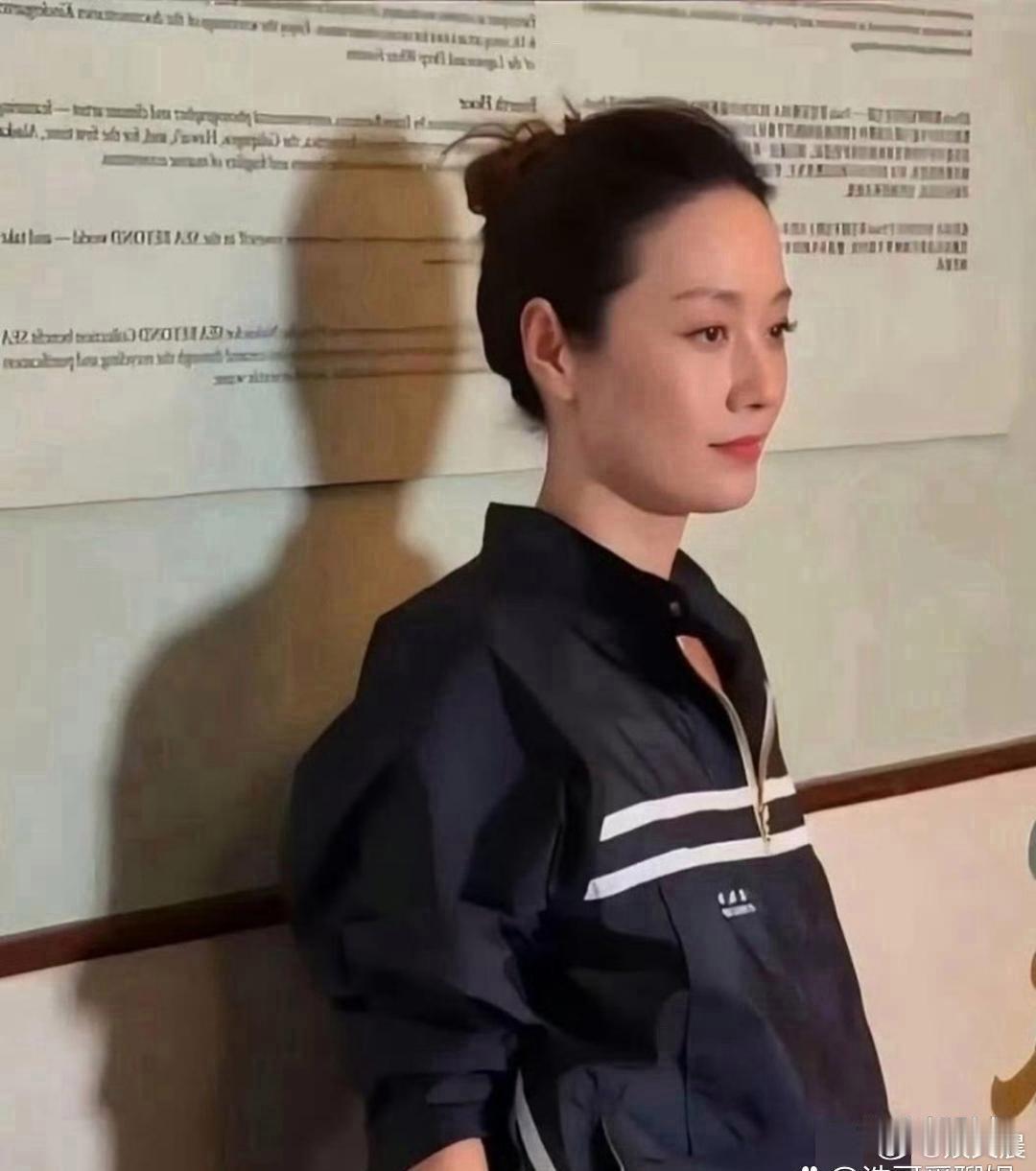 马伊琍已经49岁，将头发全部梳起之后，整个人看着直接年轻十岁，状态格外出彩。