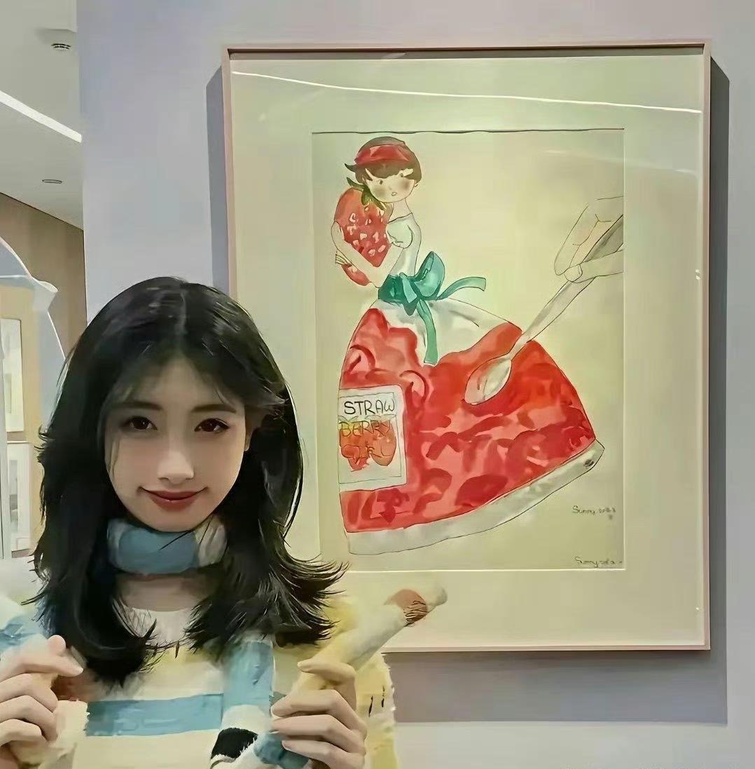 哇哦！左边是冯小刚女儿的画作，右边是李湘女儿的画作。这两幅画各有各的风格，是不是