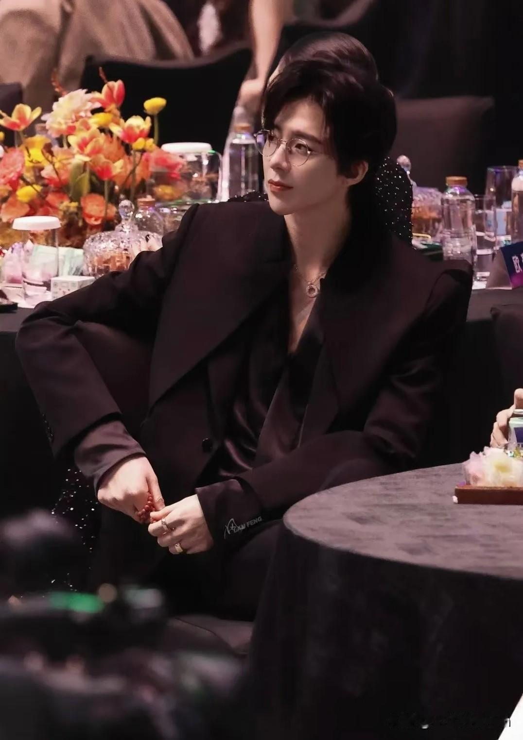 刘宇宁凭借一首《万两》成名，这不单是一首好听的OST，更是带火了整部剧很多网