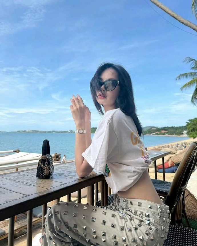 Lisa这裤子咋弄的，坐着会屁股痛吗？