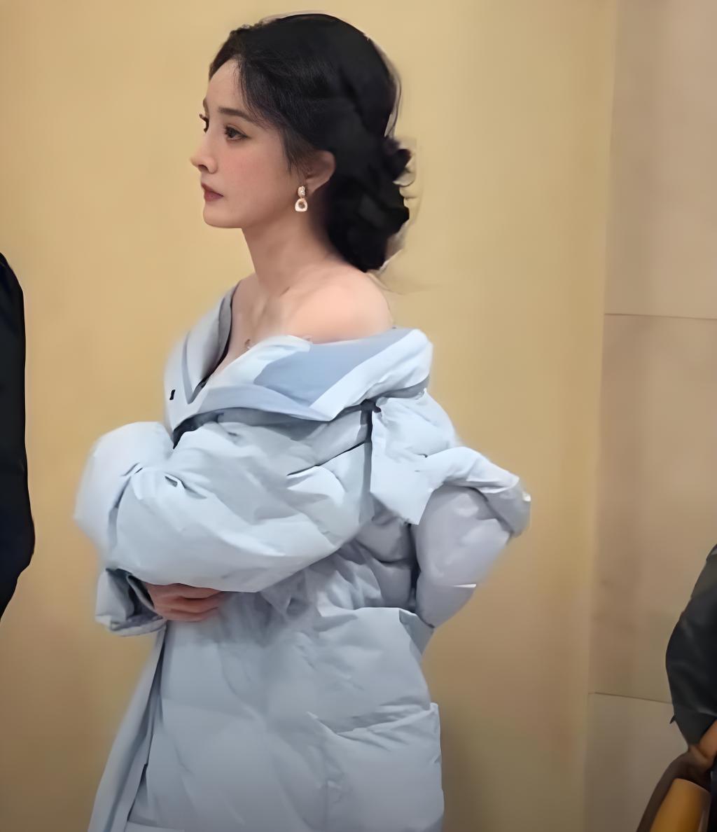 最近杨幂这几张照片真的是争议不断，有说她穿成这样到底是冷还是热啊，也有的说她这是