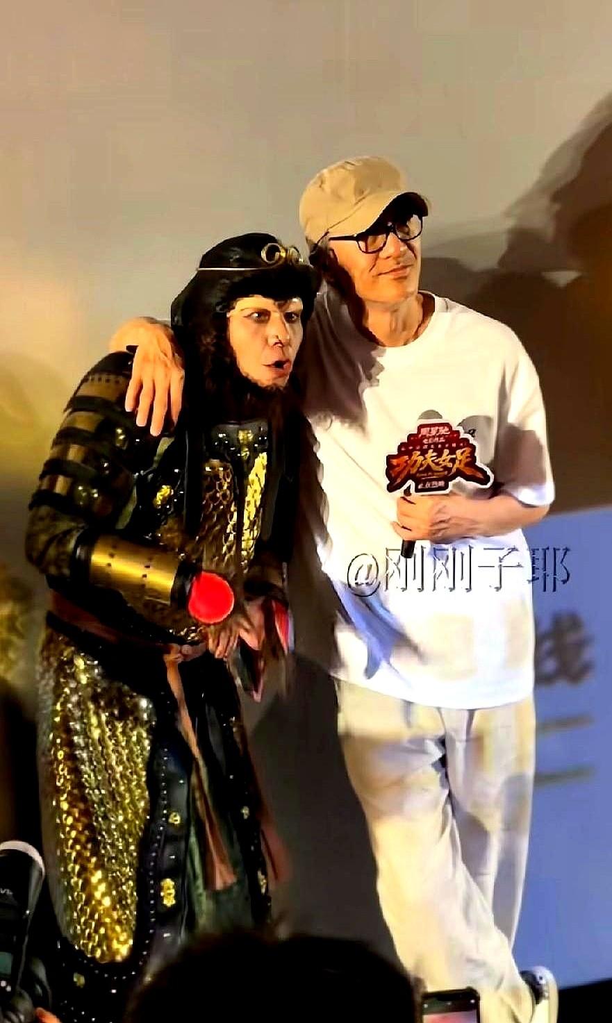 周星驰愣住了，看着台上那个“至尊宝”，嘴唇紧紧抿成一条线。年轻人穿着那身熟悉