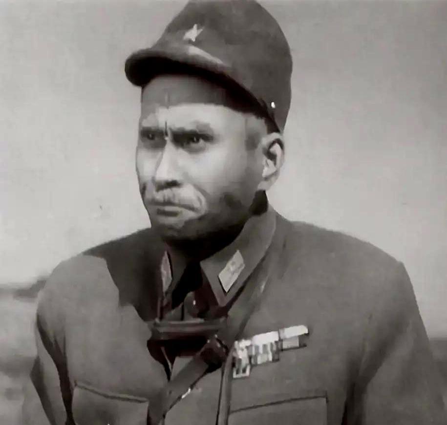 《亮剑》？呸！你以为那山本一木多牛？堂堂陆军少佐，肩扛两星，却戴着将军的樱