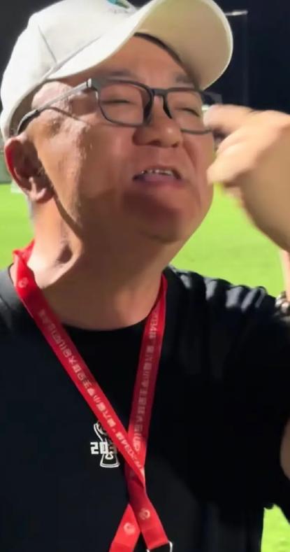 依靠“45度炸”战术攻破石门五小球门，董路情绪激动，指着自己向现场观众发问