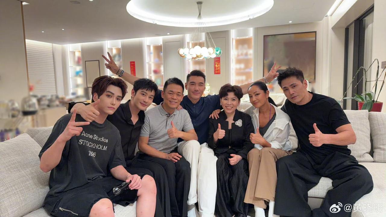 右二这个女人是谁啊？肤色好黑，但是居然这么有气场！