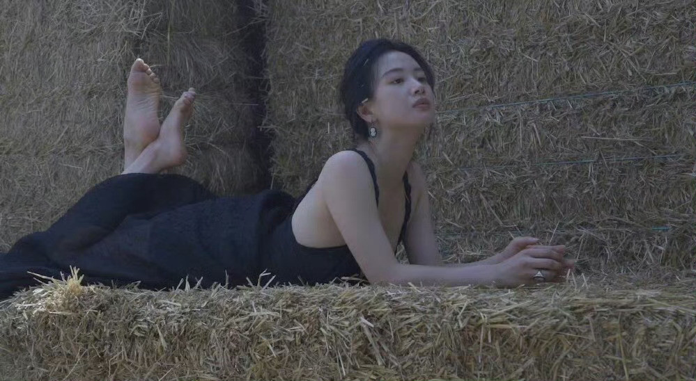 李梦：黑色吊带裙光脚丫，韵味满满