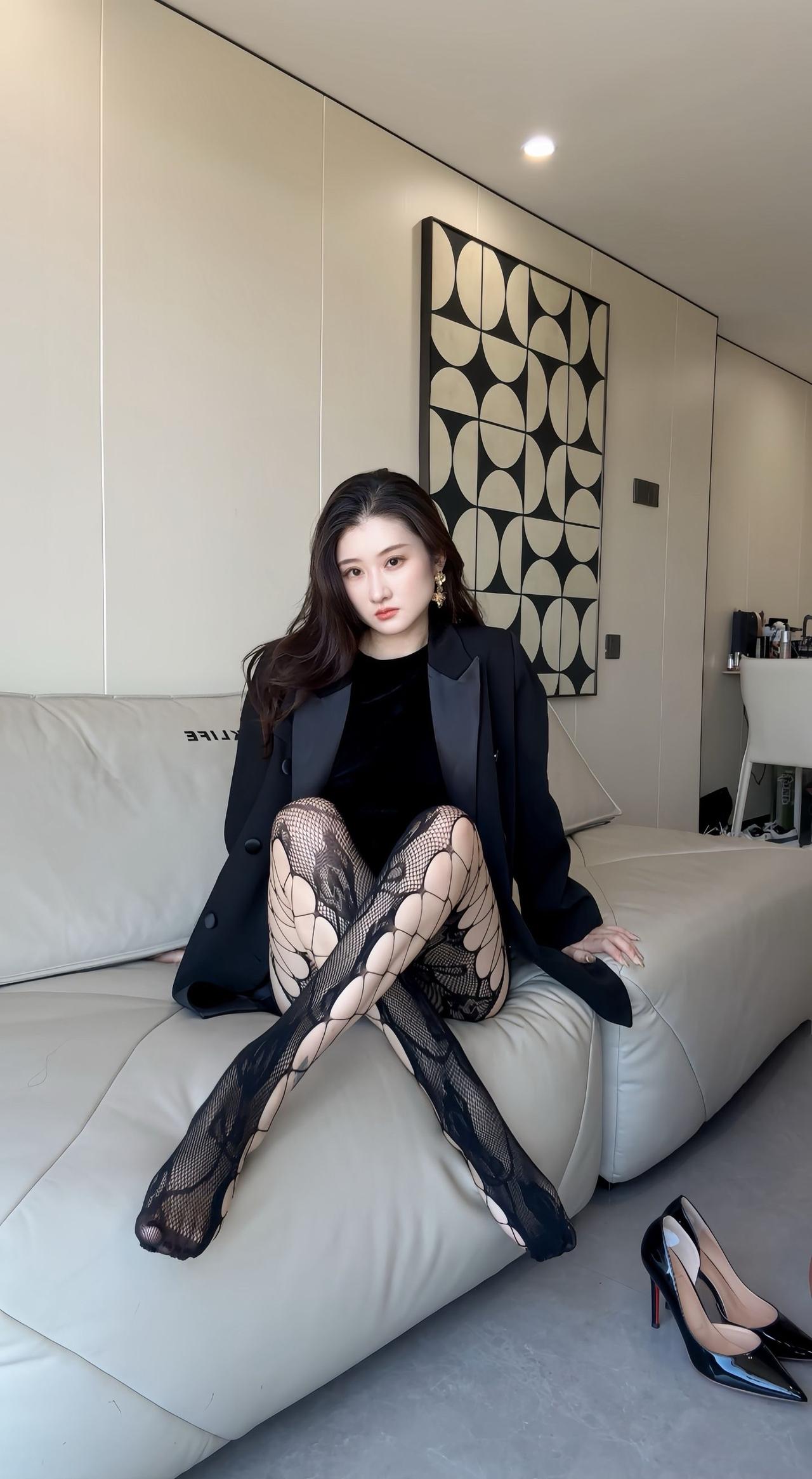 都市女郎的优雅穿搭，黑色西装搭配透视蕾丝袜，尽显时尚魅力！