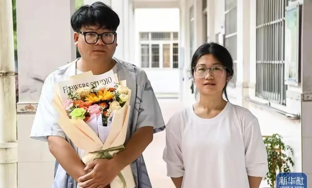 “扁担女孩”刘燕被武汉大学提前录取了吗？有消息显示，并非如此。据说刘燕平时的成绩