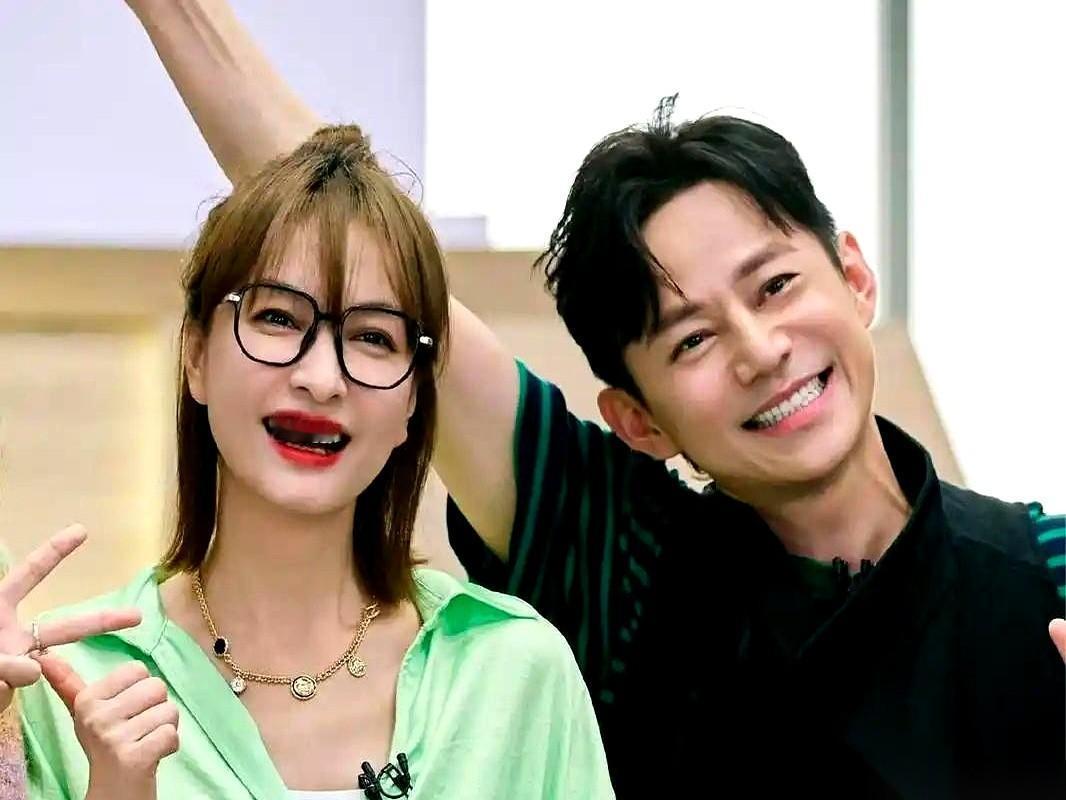 何炅一句话，直接问懵了谢娜：“你现在还熬大夜录节目吗？”谢娜手一摆，整个人往沙