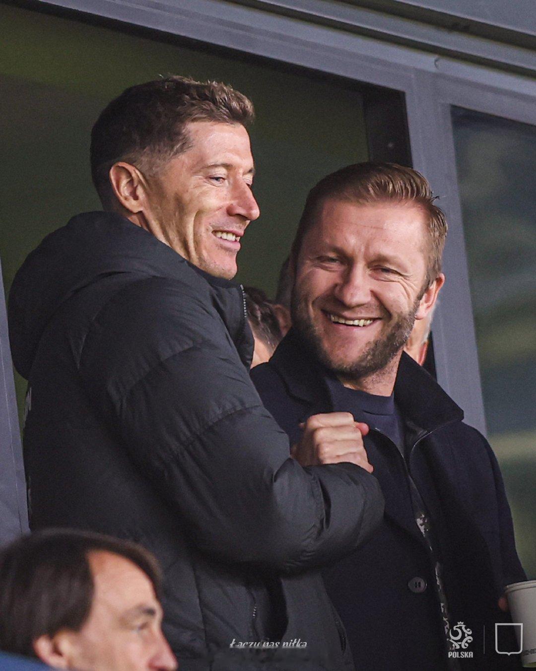 【认不出的退役球星】莱万旁边这位老哥，是不是有点眼熟呢？他的真名很长，但是球迷称