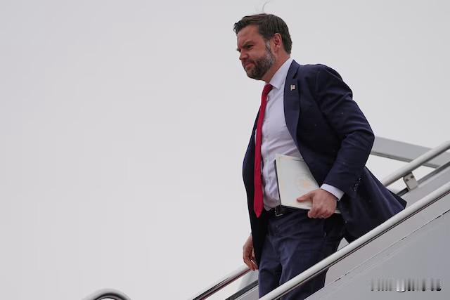 华盛顿邮报今天独家报道：美国副总统JD万斯表示，虽然特朗普总统仍在考虑对伊朗